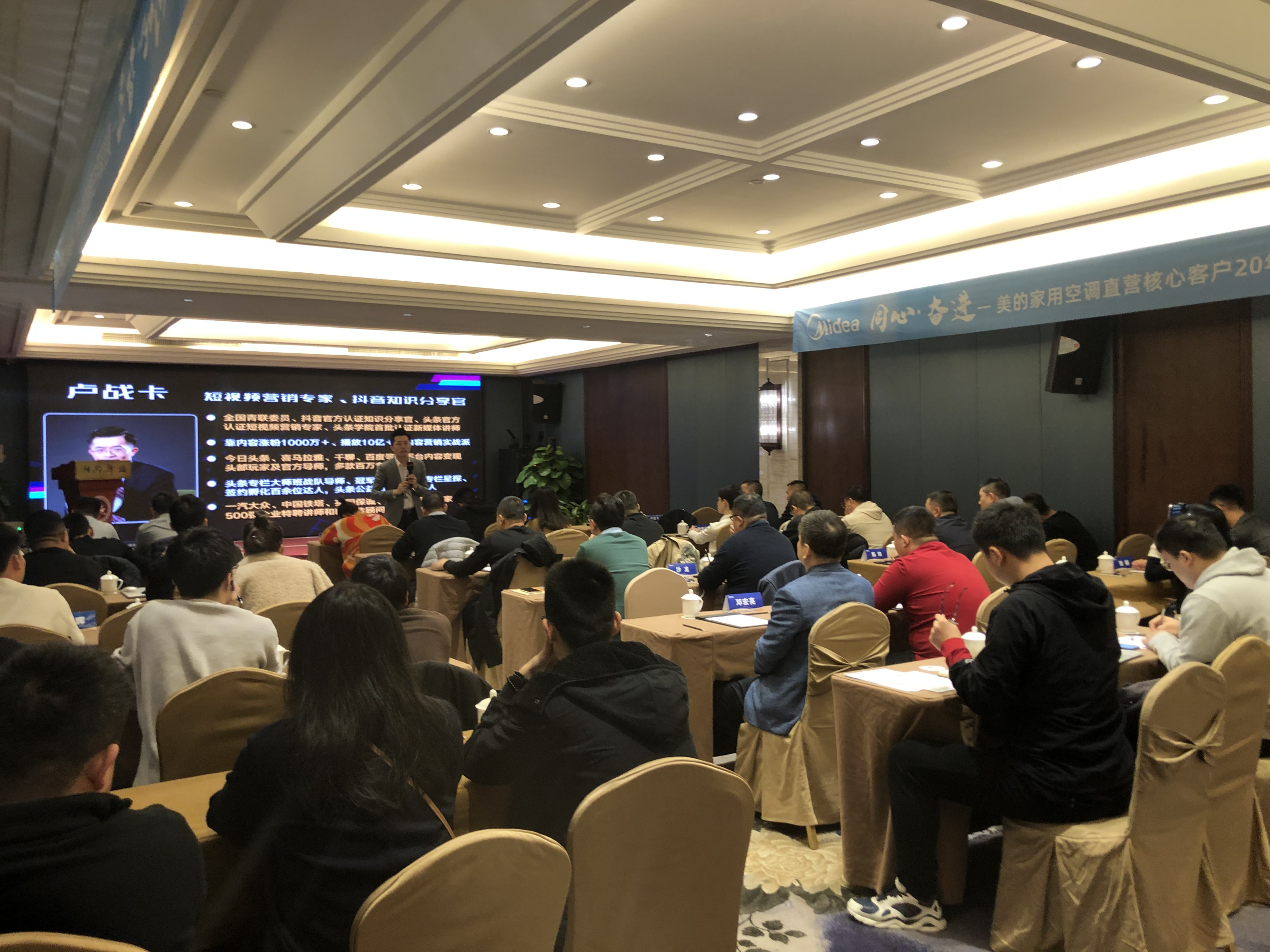 爱游戏APP-包含今晨欧联焦点战,犹他爵士主帅复盘,话题不断,赛程密集仍需轮换的词条